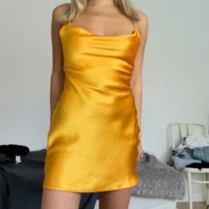 Orange klänning från asos i storlek 36, går att justera i ryggen! Några ”repor” på framsidan men inget man tänker på💓 priset är exklusive frakt 💓