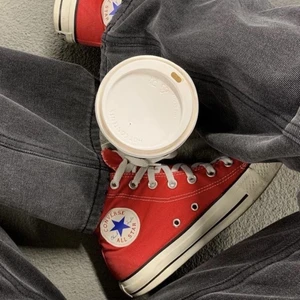 Höga conver, Röda  - Säljer mina röda converse eftersom de är förstora! På ena sidan har den fått lite slitage (sista bilden), annars är de rena💗💗 jag vet inte riktigt vad de säljs för men sätter ett pris som sen kan diskuteras! Kanske budgivning Skriv om ni har några frågor❤️