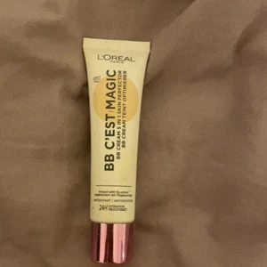 Lorial Paris bb cream - Bb cream från lorial. Är vit först och ändras till din egen hudton. Ca halva kvar, använder ej längre då jag hittat en annan bas! Har inte nuddat den mot hud eller penslar utan droppat några cm ifrån handen! Köpt för 165kr Kan diskutera pris 😇