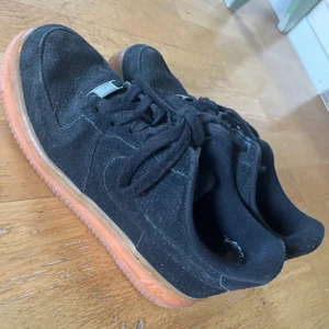 Nike air force 1 - Svarta Nike air force 1, storlek 38, svart och beiga 🌸