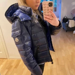 Moncler jacka   - Säljer denna fina moncler jacka modell Bady storlek 0/xs men passar S. Äkta såklart! Köp direkt för 3500kr men bud från 3200