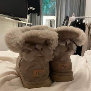 Säljer mina gråa uggs🩶Använda en hel del men ändå i bra skick! 