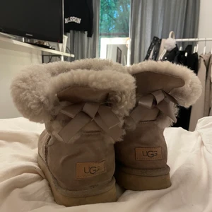 Uggs  - Säljer mina gråa uggs🩶Använda en hel del men ändå i bra skick! 