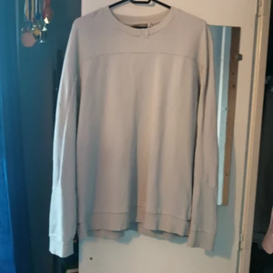 Sweatshirt från cos - Säljer min sweatshirt från cos, använd nåra gånger bara och är som ny