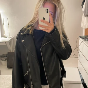 skinnjacka - svart skinnjacka från nelly i storlek 36!