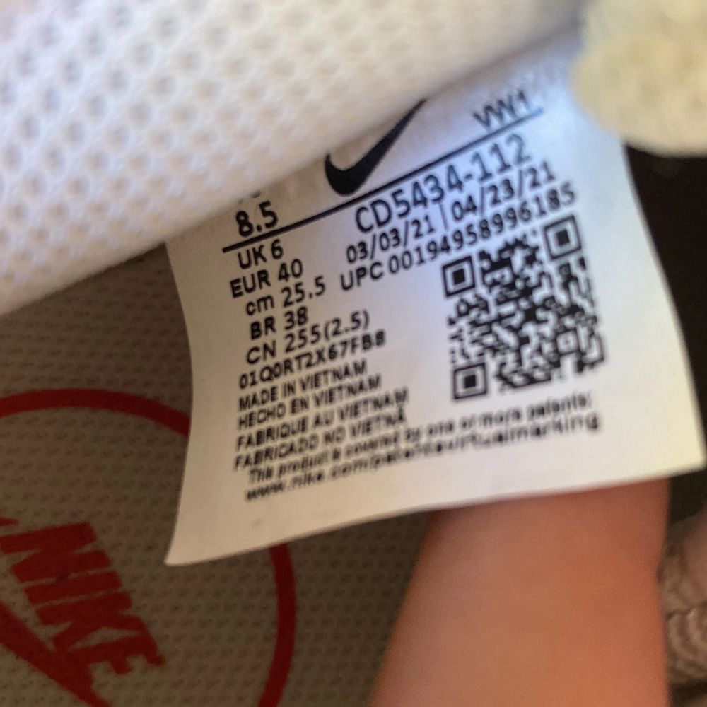 Säljer dessa Nike sneakers. Använda 1 gång. Inte creesade. Rosa/röt Nike märke. Köpare står för frakt. Står inte för postens slarv.. Skor.