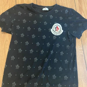  T-shirt  - Moncler T-shirt storlek S 