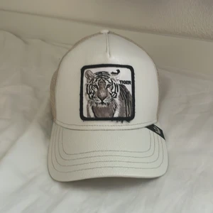 Vit trucker keps - Vit trucker keps med vit tiger på. Väldigt bra skick, använd några gånger.