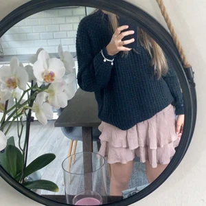 Volang kjol  - Säljer denna superfina kjolen då jag tyvärr inte använder den längre🤍 den är i storlek XS men skulle säga att den passar någon som vanligtvis har S också då den är väldigt stretchig🤍 köparen står för frakt! 