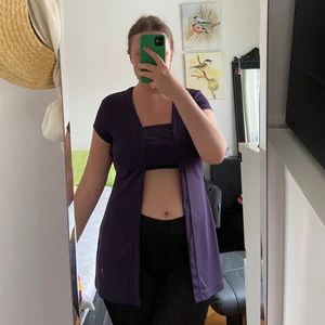 Cool vintage topp  - Ascool 90s vintage topp, köpt secondhand 🌸💜 Öppen framtill men liksom lång på sidorna! Supersnygg till svarta byxor eller lowrise jeans 😍 Storlek 42 och det stämmer, funkar bäst på nån med C-D byst skulle jag säga, men inte större! 💘💗 Superfint skick! 