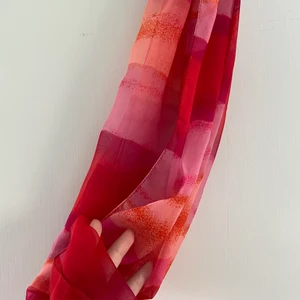 Rosa scarf  - Sååå himla fin scarf i lysande rosa 🌸💖💕 Skir och avlång, vacker att ha i håret eller runt halsen 🌹👡💜 Så fin till alla säsonger, väldigt passande för Cottage Core stilen! I fint begagnat skick, inga hål eller fläckar ❤️ Frakt blir 13kr med frimärke! 🥰