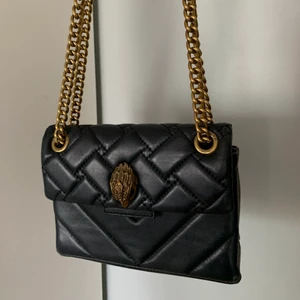 Kurt geiger väska  - Säljer nu min fina Mini Kurt geiger väska, köpte den för 2300🥰 Den är i väldigt bra skick även fast den köptes 2019🙌🏾  priset kan diskuteras