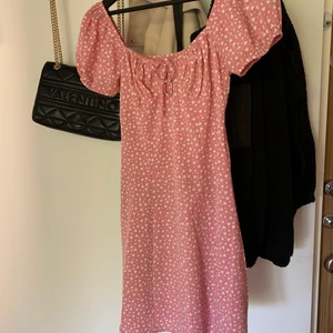 Klänning - Fin klänning som inte kommer till användning längre, skön och fett fin! I priset ingår frakt🤩