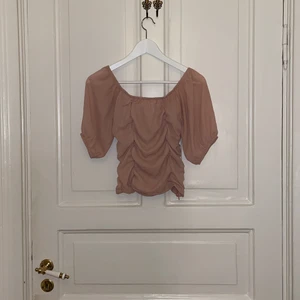 NLY Trend blus  - Fick den här jättegulliga blusen julen 2020 men har bara använt den några enstaka gånger. Blusen är ljusrosa och är ganska tight i modellen. Säljer då den inte är min stil <3💫🫶🏼