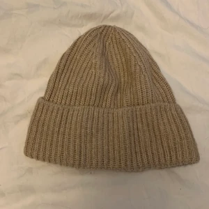 Mössa - Knappt använd, superfin och skön beige mössa. I priset ingår frakt🤩