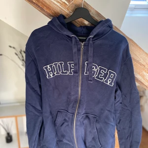 Tjocktröja från Tommy Hillfiger - Storlek L  