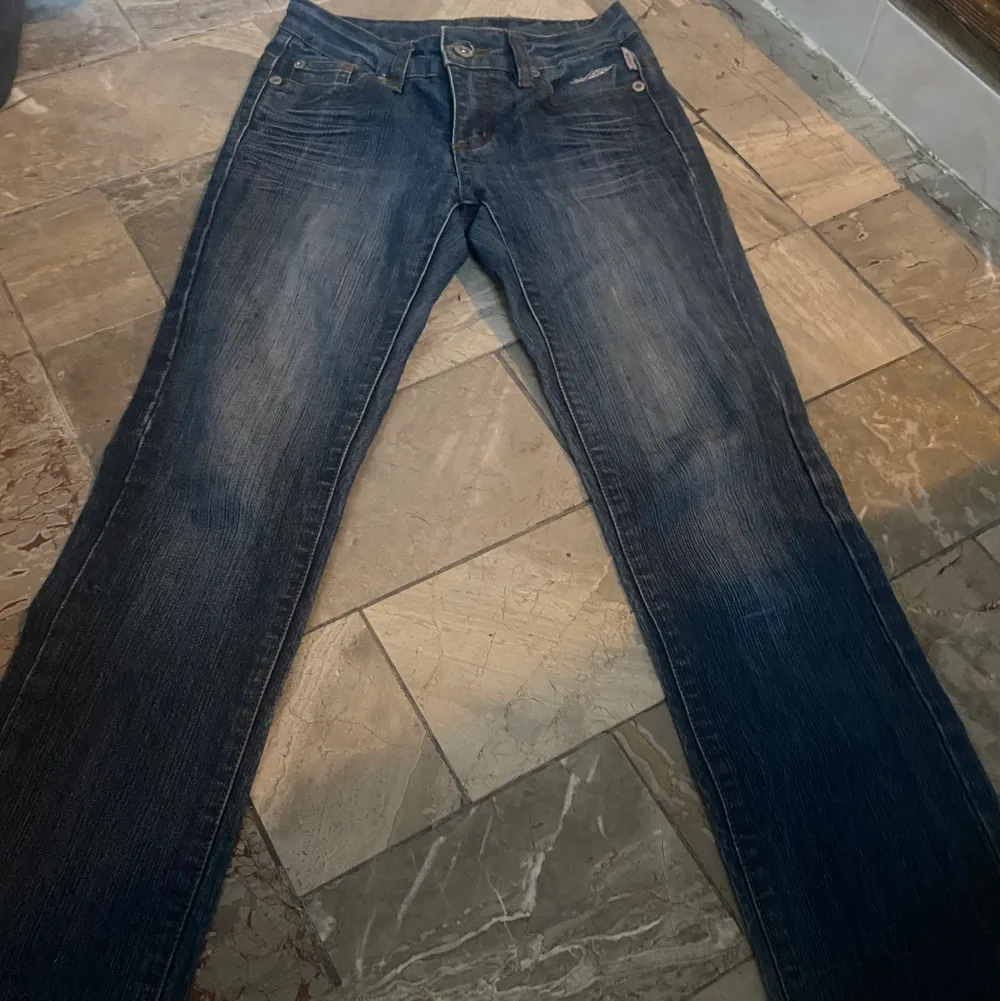 Sjukt snygga jeans ifrån Lab industries! Dem är i storlek 158 men var inte oroliga för storleken då den inte sitter som typiska ”barnbyxor”. 75cm omkrets runt midjan och 78 cm innerbenslängd!💓 Vid fler frågor så skriv gärna till mig privat!🤙. Jeans & Byxor.