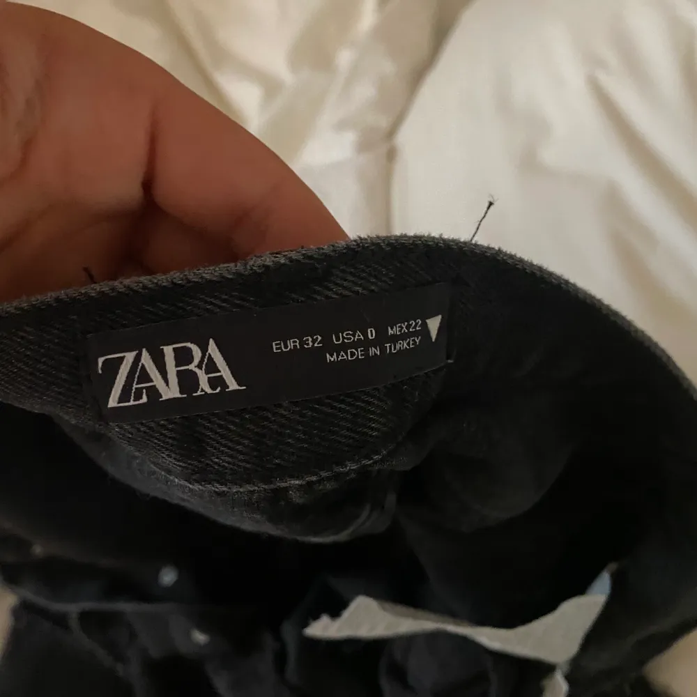 Så sjukt snygga jeans från zara! Väldigt coola revor. De är i strl 32 men skulle säga att de är stora i storleken🥰. Jeans & Byxor.