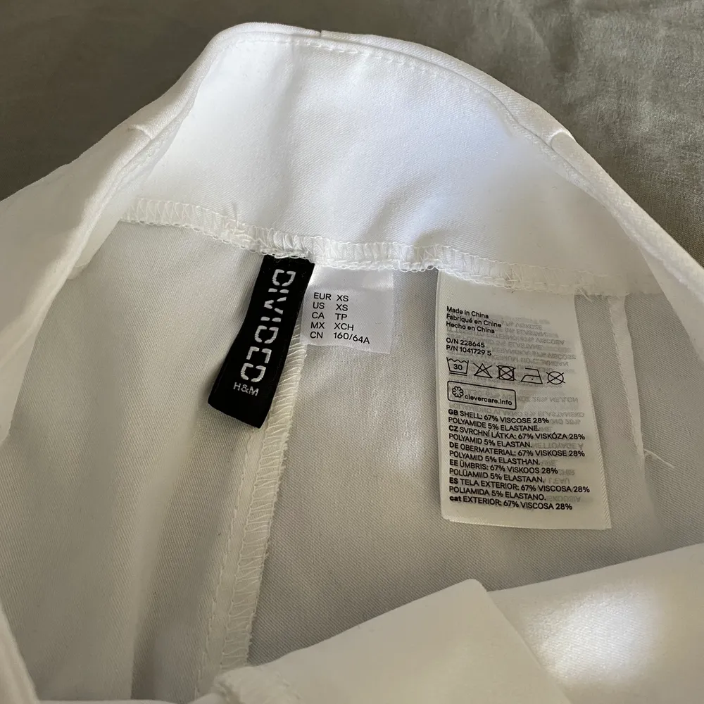 Vita skit snygga byxor från hm!🌸 Helt nya och aldrig använda, köparen står för frakt. Skriv om du skulle vilja ha flera bilder💗. Jeans & Byxor.