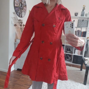 Röd trench kappa - Är mer djupröd i verkligheten, inte orange-röd som på bilden. Från H&M. 
