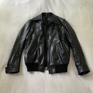 Svart skinnjacka - Svart skinnjacka i bombermodell, originellt från H&M! Är i stl 52 men sitter snyggt oversized på mig som brukar va en XS/S, men så funkar på större storlekar också ❤️‍🔥