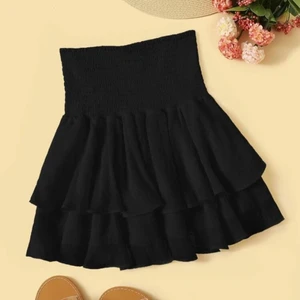 Volangkjol - Säljer två st volangkjolar från shein. Båda storlek M men passar S bra!! 50kr st💕 Svarta såld!!