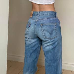 Ursnygga jeans, ser sådär lite tvättade ut i färgen vilket jag gillar!! 🌸 De är 29/34 i midja och längd,  så snyggt att vika upp också!  Jag är 165cm , lite för långa för mig , jag  viker upp de ☺️  Köp direkt för 500kr! 🌸