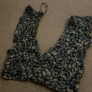 Blommig topp - Fin men i använt skick. Gått upp i en sömn på sidan undan armhålan typ men inget märkbart. Jag har använt den så, men går såklart att sy