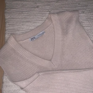 Stickad väst - Säljer denna jätte fina väst ifrån zara💕kommer inte till användning och hoppas därför nån annan gläds av den bättre😊är i storlek M men passar mig jätte bra som är Xs-S (NYSKICK) vid frågor elr fler bilder kontakta mig!