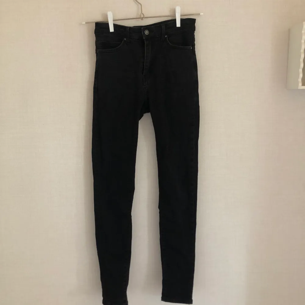 Svarta Skinnyjeans från Cubus i XS/S enligt mig🖤. Jeans & Byxor.