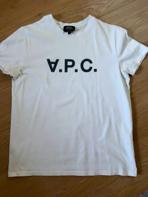 A.P.C T-shirt - Helt vanlig vit T-shirt från A.P.C. Skick 9/10 inga defekter. Nypris ca 1300kr. Storlek S