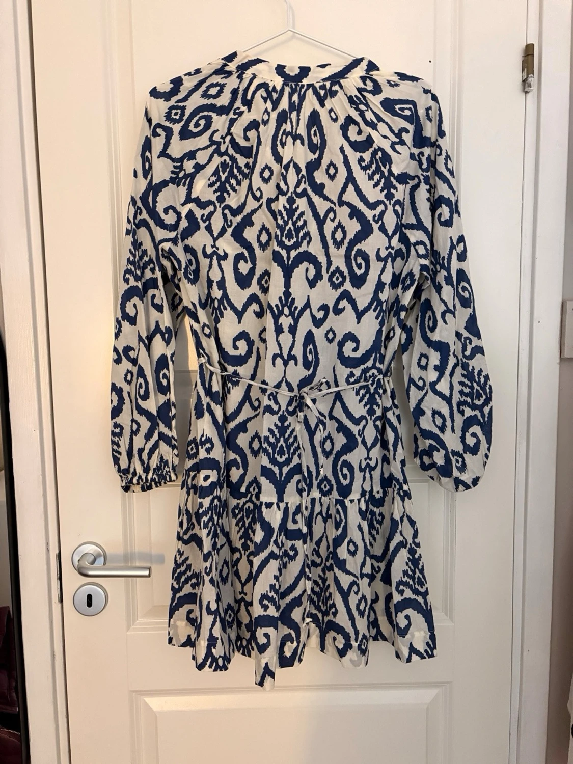 Vit och blå kortklänning med knyt - 1