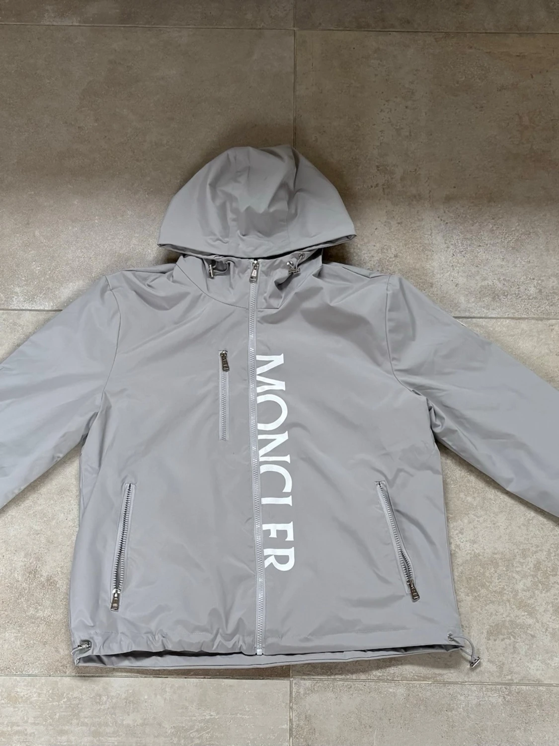 Ljusgrå vindjacka från Moncler