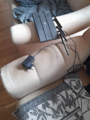 Svart TP-Link router med antenner - Säljer en svart TP-Link router med tre externa antenner och tillhörande strömadapter. Routern har en stilren, rektangulär design i plast och passar perfekt för att förbättra ditt wifi hemma. Enkel att koppla in och använda för stabil internetuppkoppling.