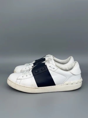 Valentino Open Skor | 43 - Valentino Open Navy skor! Storlek 43, passar även aningen större. Nypris: 7000kr. Självklart äkta! Hör av er vid funderingar 🙌