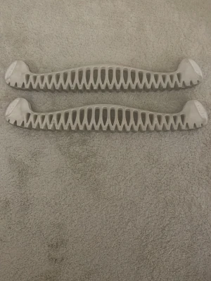 Skridskor skydd - De är ganska smutsiga jag kan försöka torka bort det om det går. Annars är de i mycket bra skick, edea är ett ganska bra märke så skydden går inte lätt sönder