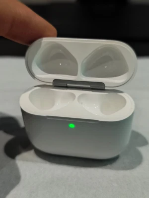 Apple AirPods 4  laddningsetui - Säljer ett vitt laddningsetui till Apple AirPods 4. Etuiet har en kompakt och rundad design med en LED-indikator på framsidan och USB-C port på undersidan. Tillverkat i blankt plastmaterial och passar perfekt för att ladda och förvara dina in-ear hörlurar.