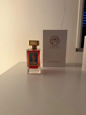 Argos - Birth Of Venus - Argos - Birth Of Venus | Jätte fin doft men lite feminin för min smak. Perfekt för den som gillar fruktiga söta dofter med blommig underton. Sprayad ungefär 10 gånger. 8+ timmar på hud. Kvitto finns, nypris 2700kr 