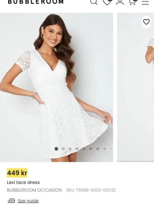 Vit spetsklänning från Bubbleroom - Kort vit spetsklänning från Bubbleroom med v-ringning. Perfekt för sommarens tillfällen som student och skolavslutning. Tillverkad i mjuk spets med fina blommiga detaljer. Storlek L men passar M