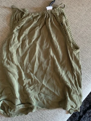 Grön Sommartopp 🐸  - Storlek 36 (S), från hm ganska gammal men helt ny utan prislapp