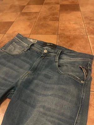 Replay Anbass  - Ett par schyssta Replay Anbass jeans i storlek W30 L32. Använder inte de längre för att jag har köpt nya men de är ändå i väldigt bra skick. Ända defekten är en liten skada på slutet av högra benet som du ser på sista bilden, annars är det inget annat. Det är bara att skriva om det finns den minsta frågan. (Fraktar de direkt efter köp)