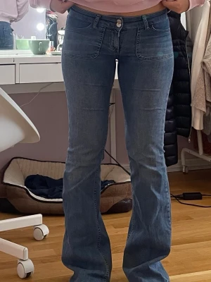 NELLY Blå lågmidjade jeans  - Säljer ett par blå lågmidjade jeans från NELLY i strl 34, har en liten smutsfläck men tvättar innna jag postar. Redan vid ett lågt pris så pruta ej, KÖP DIREKT!