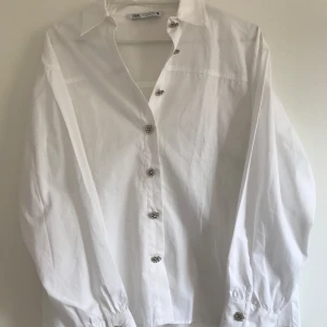Skjorta - En mycket snygg och fint designat skjorta från ZARA i strl Xs 