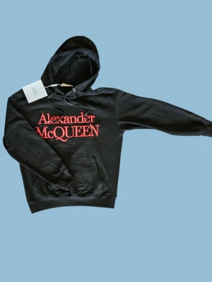 Svart hoodie från Alexander McQueen - Riks Fet Hoodie Från Alexander McQueen | Skick Mycket Bra I tags förekommer ej (gamla bilder) | Storlek M I Färg Svart I Pris diskuterbart 😊
