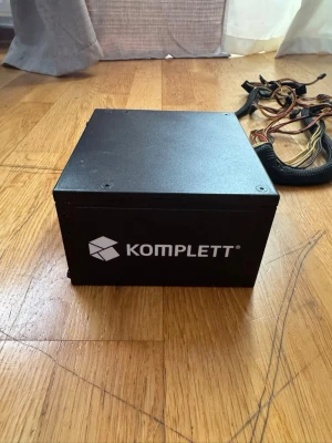 Cooler Master 500W nätaggregat - Säljer ett svart nätaggregat från Cooler Master på 500W, modell RS-500-ACAB-B1. Märkt med 80 Plus 230V EU och har flera olika kablar för anslutning till datorns komponenter. Perfekt för dig som bygger eller uppgraderar din dator.