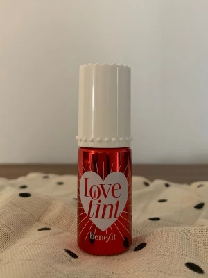 Lovetint liptint från Benefit - Säljer Love tint från Benefit i färgen Fiery Red. Det är en lip and cheek stain som håller hela dagen. Endast testad. Nypris 299kr, säljer för 120kr.