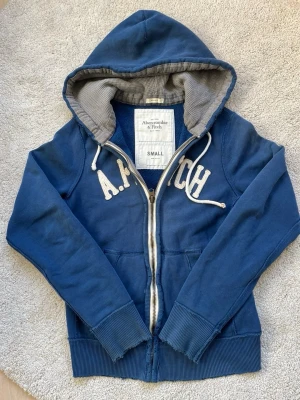 Abercrombie & Fitch zip-hoodie - Säljer denna sällsynta och mycket eftertraktade Abercrombie & Fitch zip-hoodie | Storlek S | Skick 8,5/10 | Vid eventuella frågor hör gärna av dig och erbjuder bra pris vid köp av bundle 😁✅