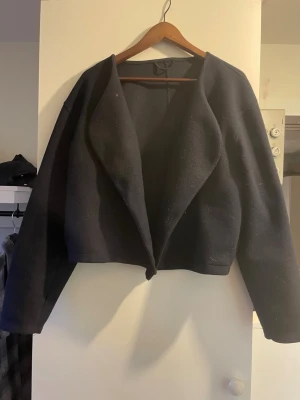 Navy blue/ marinblå kappa - Gina tricot - Säljer en superfin mörkblå kappa från Gina Tricot. Väldigt trendig och lätt att styla – passar lika bra till vardags med jeans som till fest över en klänning.  Kappan har en snygg, öppen design framtill och en avslappnad passform som ger en stilren och effortless look.