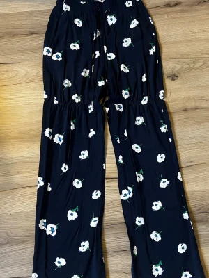 Viscose byxor - Jätte sköna mönstrade viscose byxor. Perfekt till sommaren. Mörkblåa och passar dig som är ca 165
