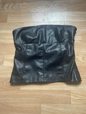 Tubtopp - Svart skinnaktig tubtopp med dragkedja på sidan! Aldrig använts✨